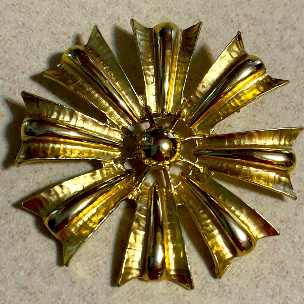 Vintage CATHE gold tone flower shaped broach (424)